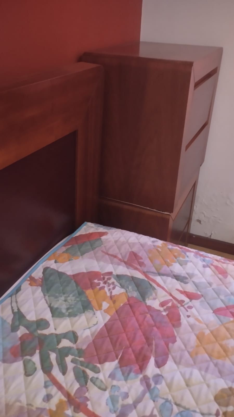 Cama com 2 mesas de cabeceira e 1 cómoda