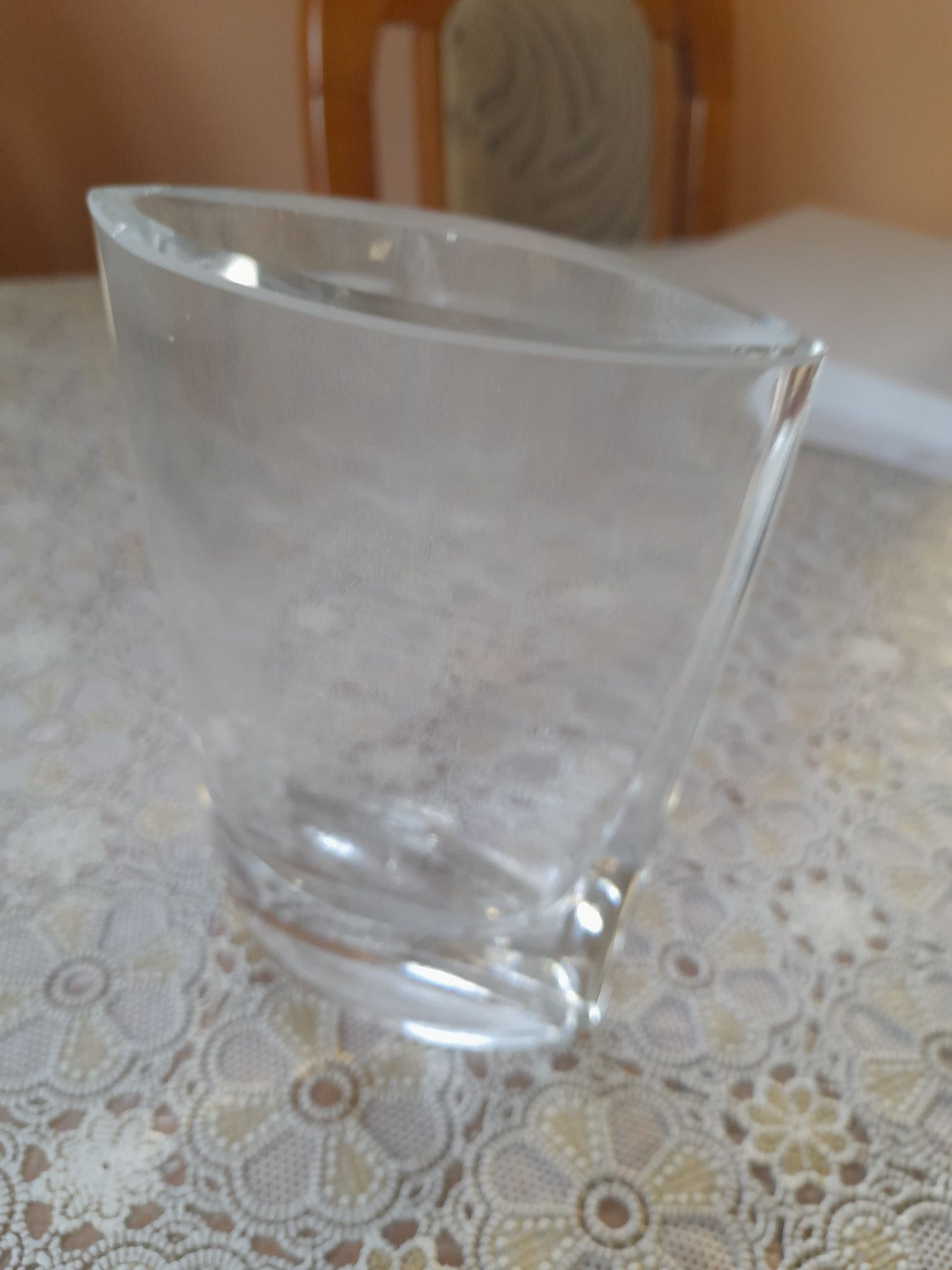 Oryginalny i elegancki mały wazonik