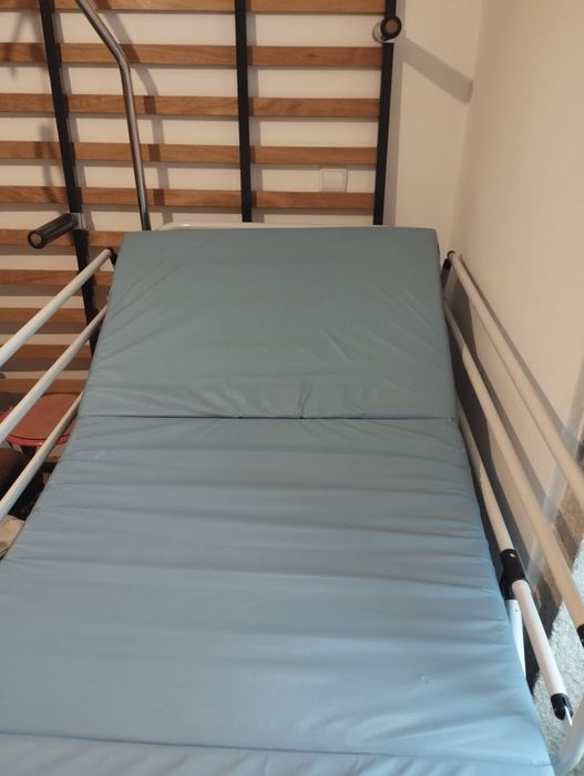 Cama articulada com colchão anti-escaras