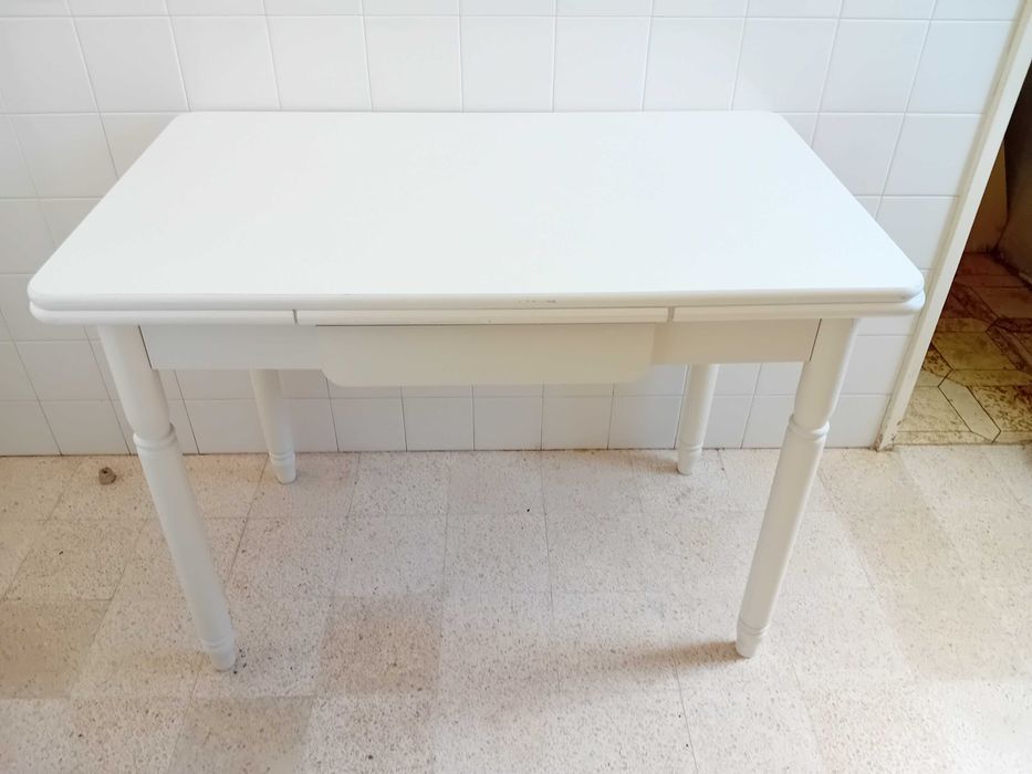 Mesa de cozinha branca