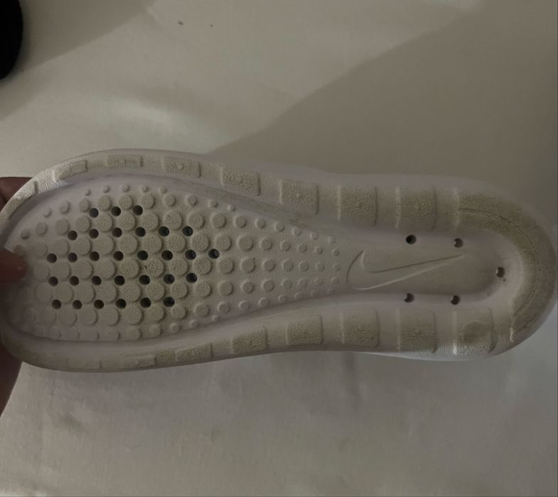 Шльопанці Nike.