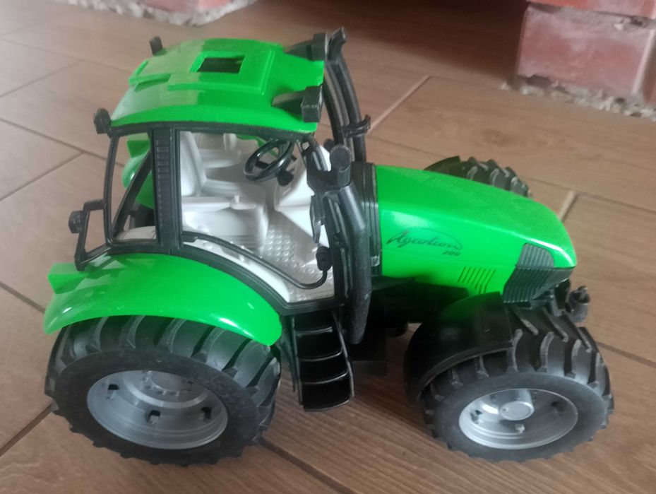 Автомодель Bruder Трактор Agrotron 200