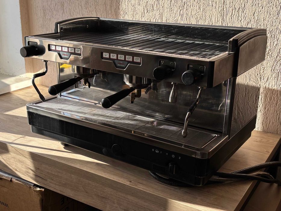 Кавова машинка професійна, двопостова Faema S