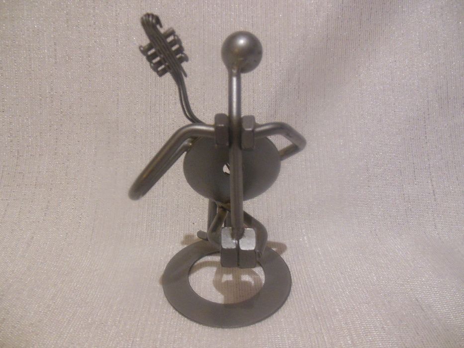 Figurka gitarzysta metaloplastyka
