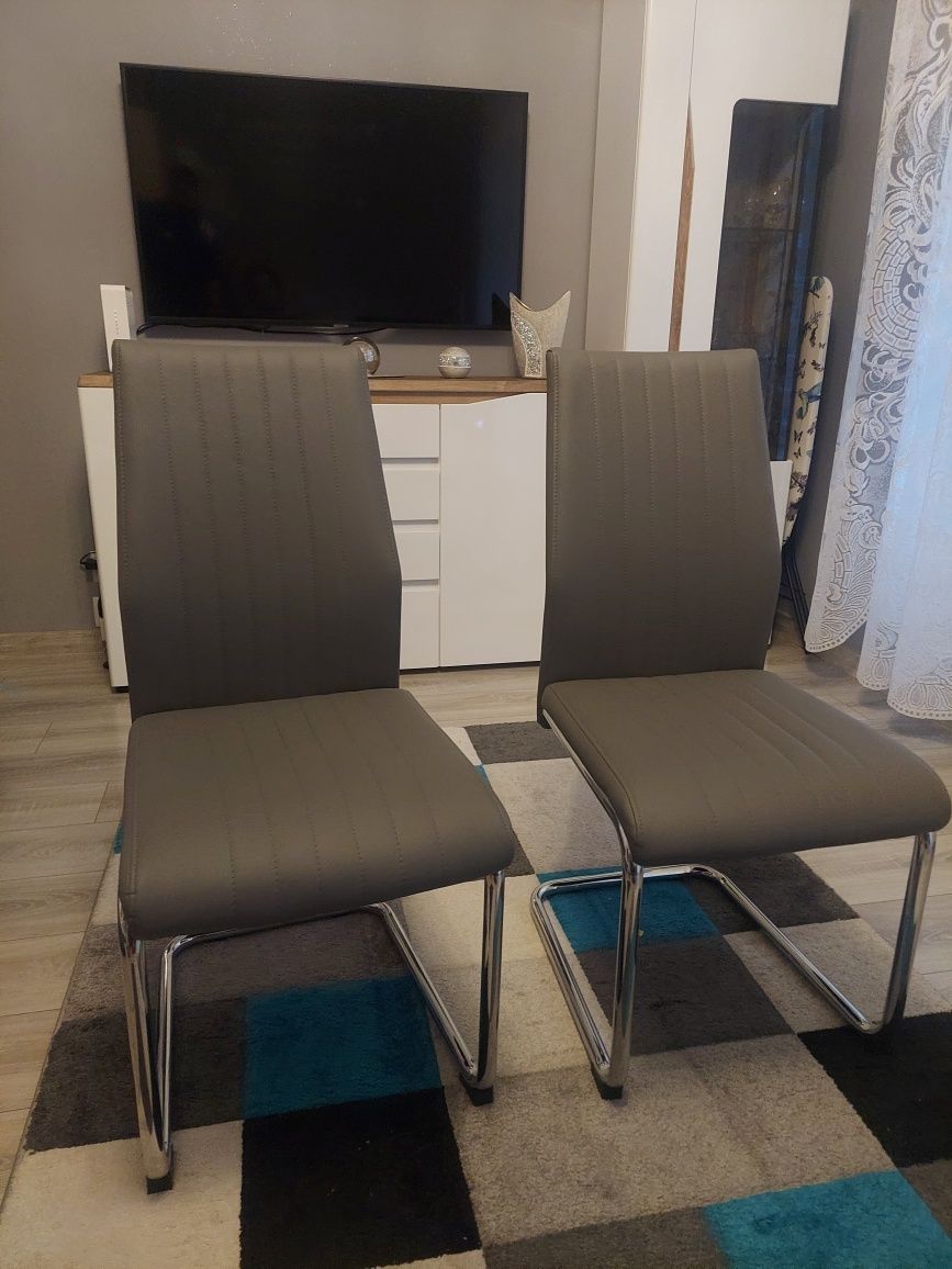 Komplet krzesł jadalnia salon