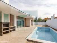 Moradia Geminada Térrea T4 com Garagem e Piscina