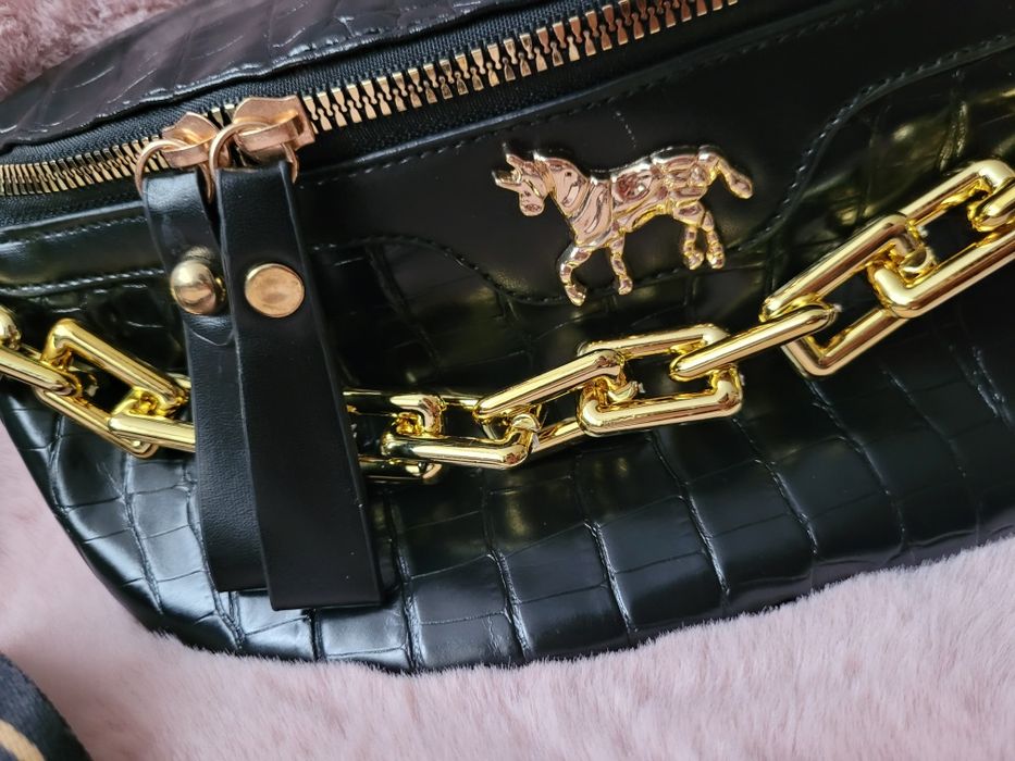 Torebka nerka czarna z ozdobnym łańcuchem w kolorze złotym