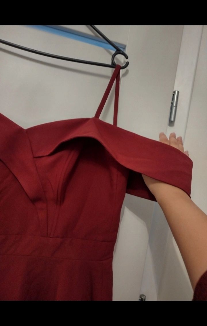 Piękna czerwona sukienka dekolt odkryte ramiona