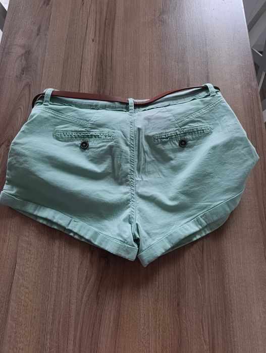 szorty z paskiem Bershka