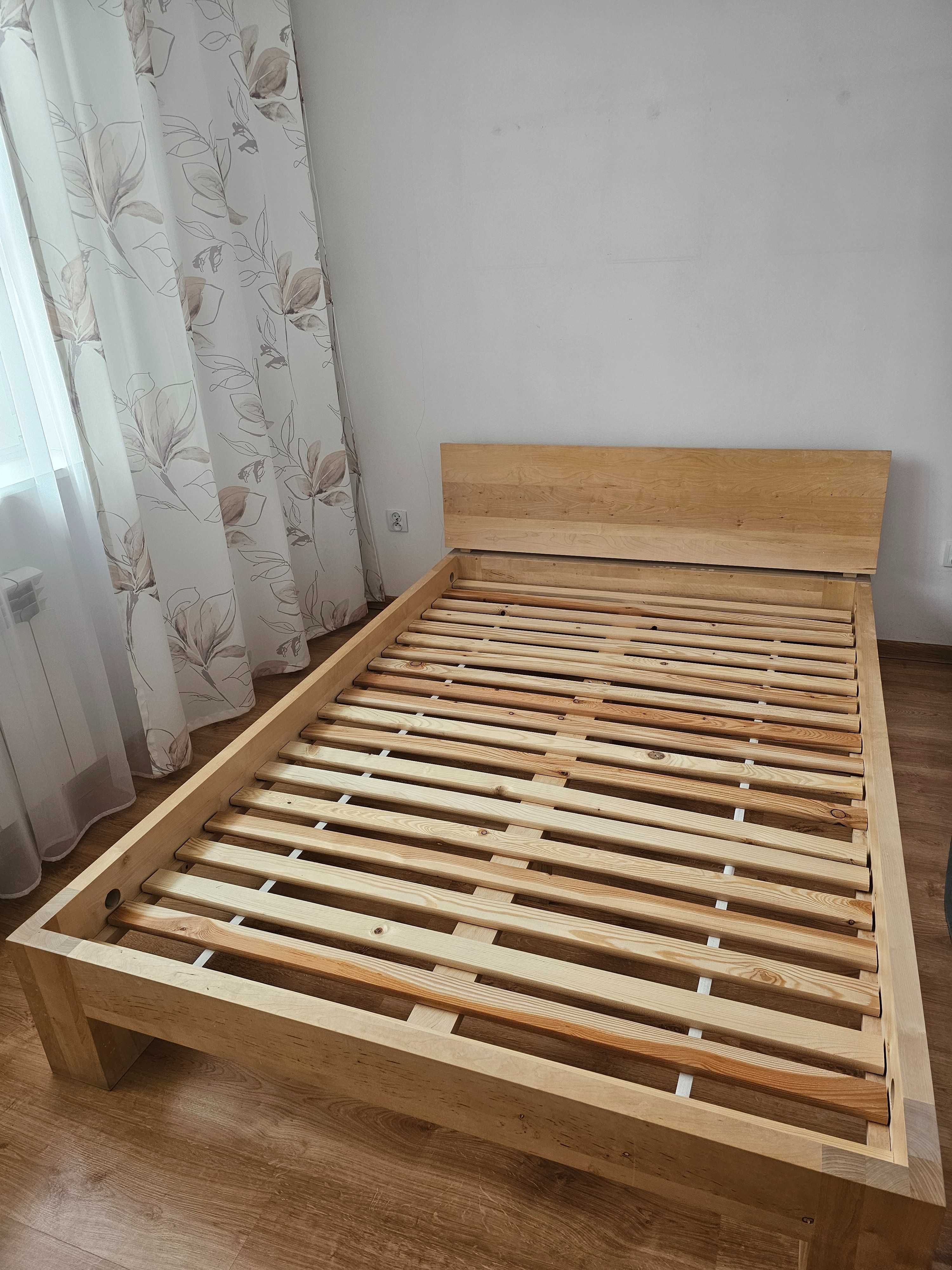 Sprzedam drewniane łóżko z materacem
