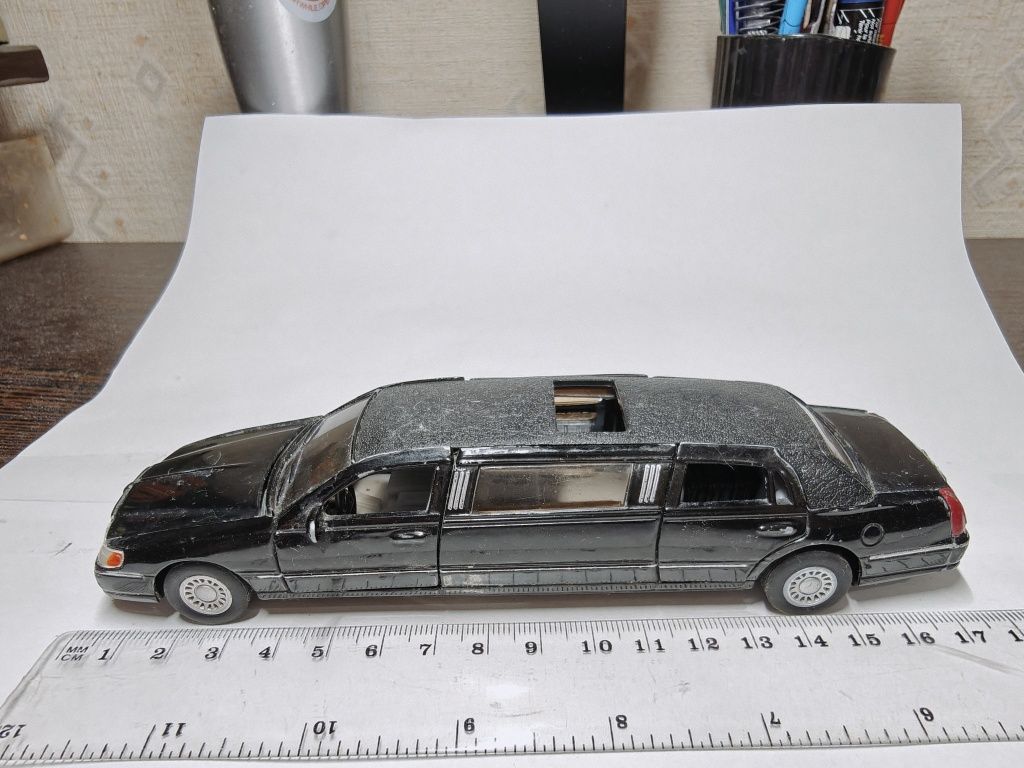 Машинка модель 1999 Lincoln Town Car Limousine kinsmart 1/38