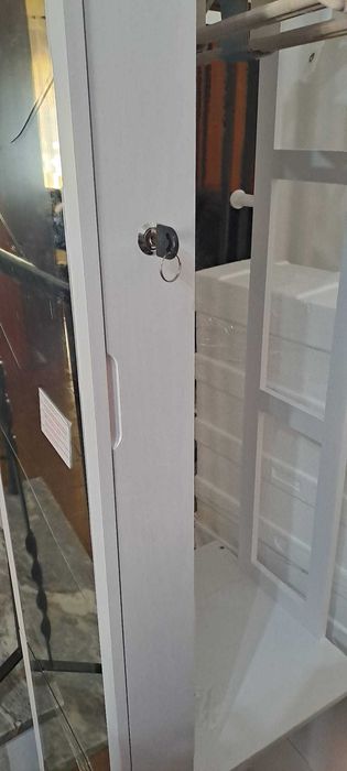 Espelho vertical com joalheiro