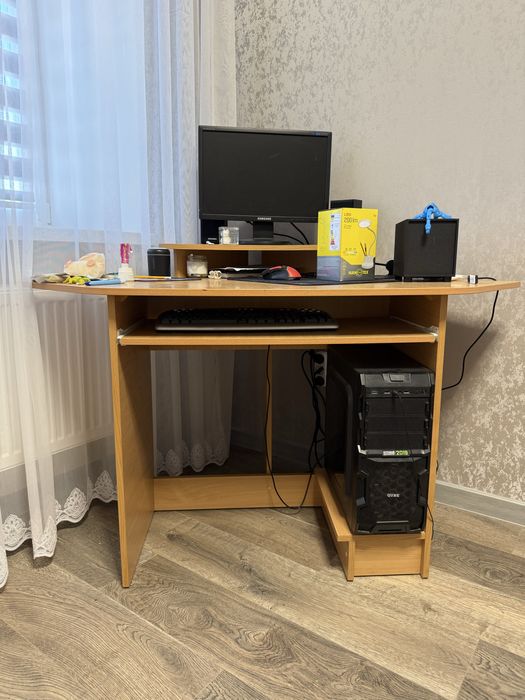 Компʼютерний стіл письмовий стіл