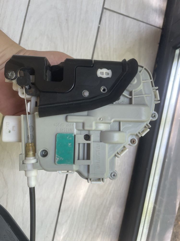 Замок передней двери Audi A3 8V A4 B9 A5 8W  Q5 80A