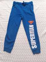 Spodnie 122 Superman chłopięce wiosenne bez ocieplenia dresowe