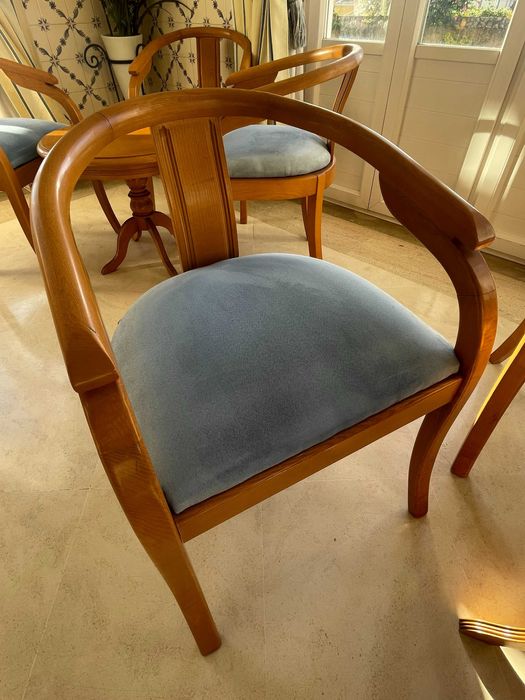 Cadeiras e mesas de bar em madeira