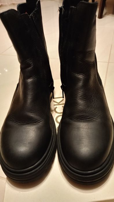 Sprzedam byty zimowe Lasocki czarne skórzane dziewczęce rozmiar 36.