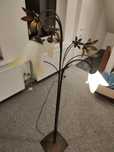 Lampa podłogowa ozdobna ze szklanymi kloszami.
