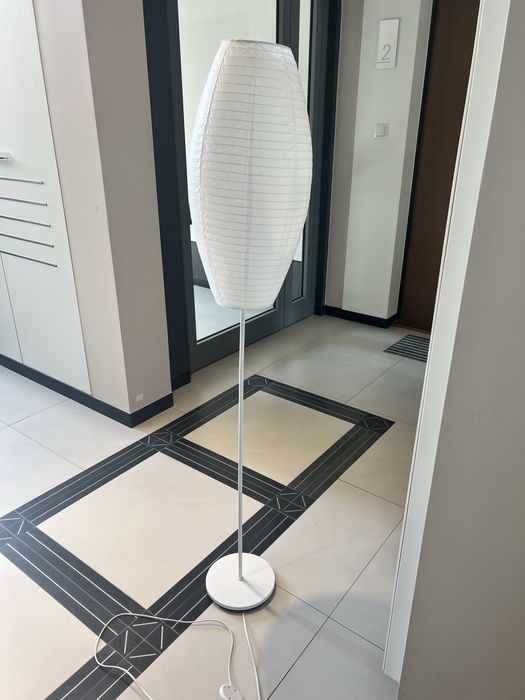 Lampa stojąca biała z kloszem