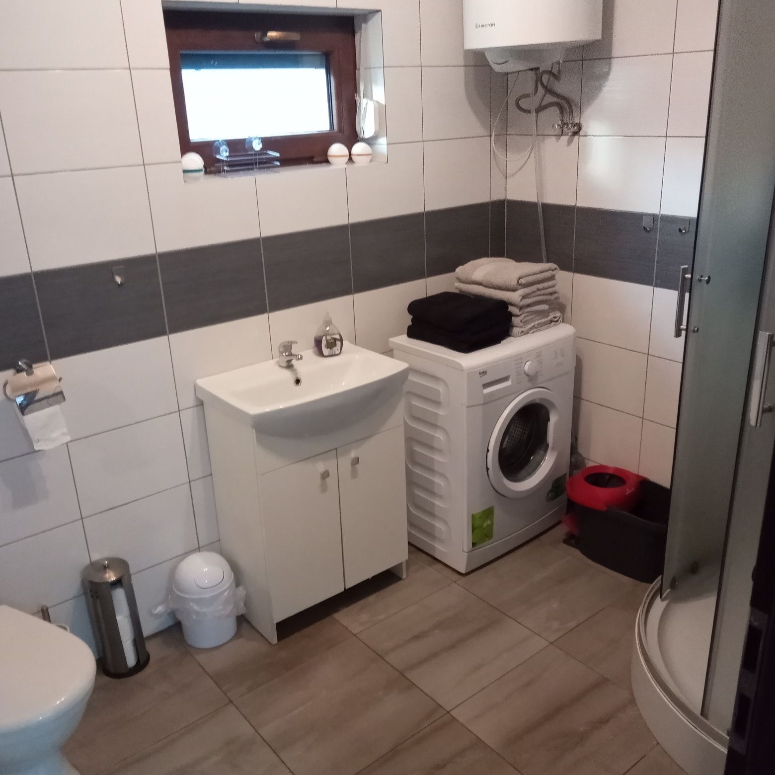 Dom nad jeziorem , urokliwy ,dom nad brzegiem jeziora
