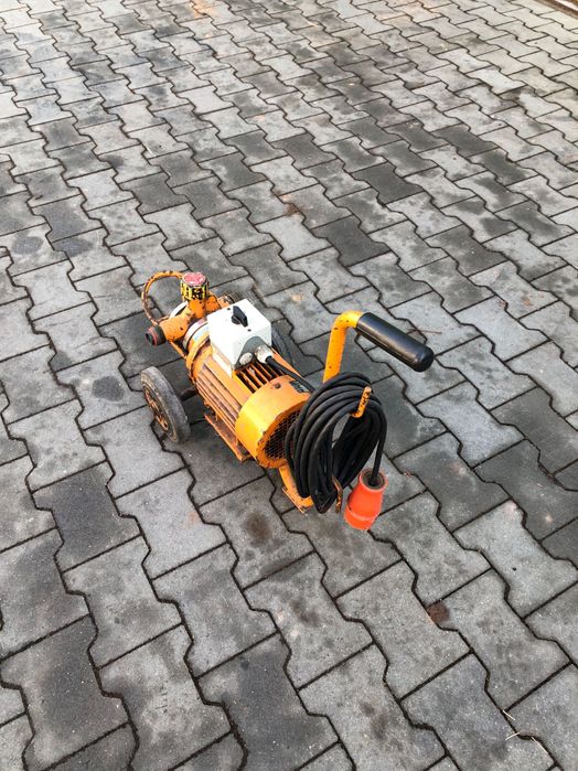 Bomba de vinho trifasica