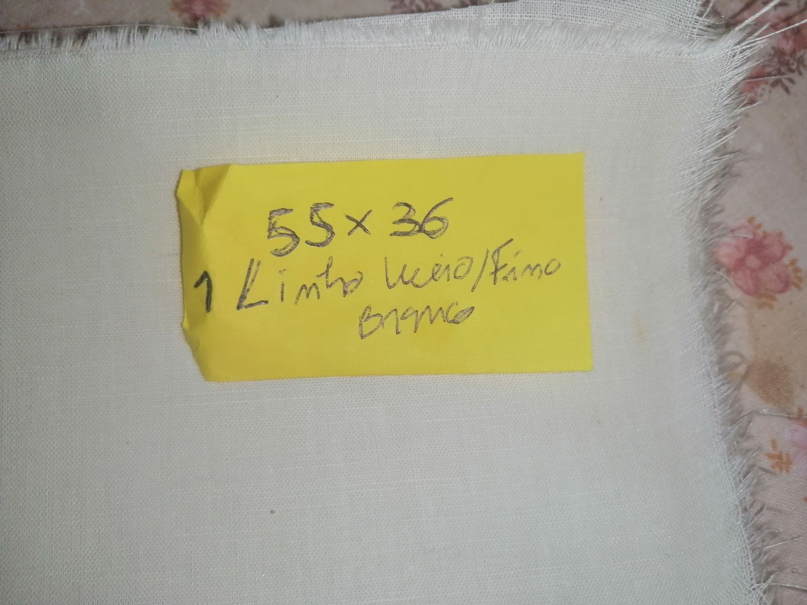 Retalhos de linho meio fino.