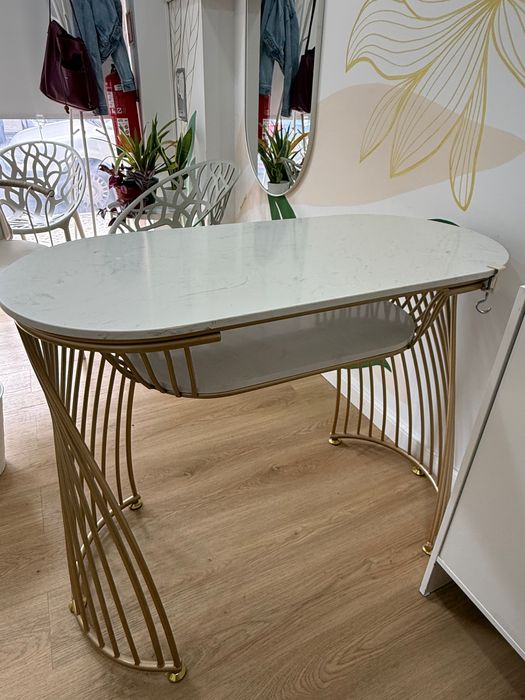 Mesa / Aparador dourado