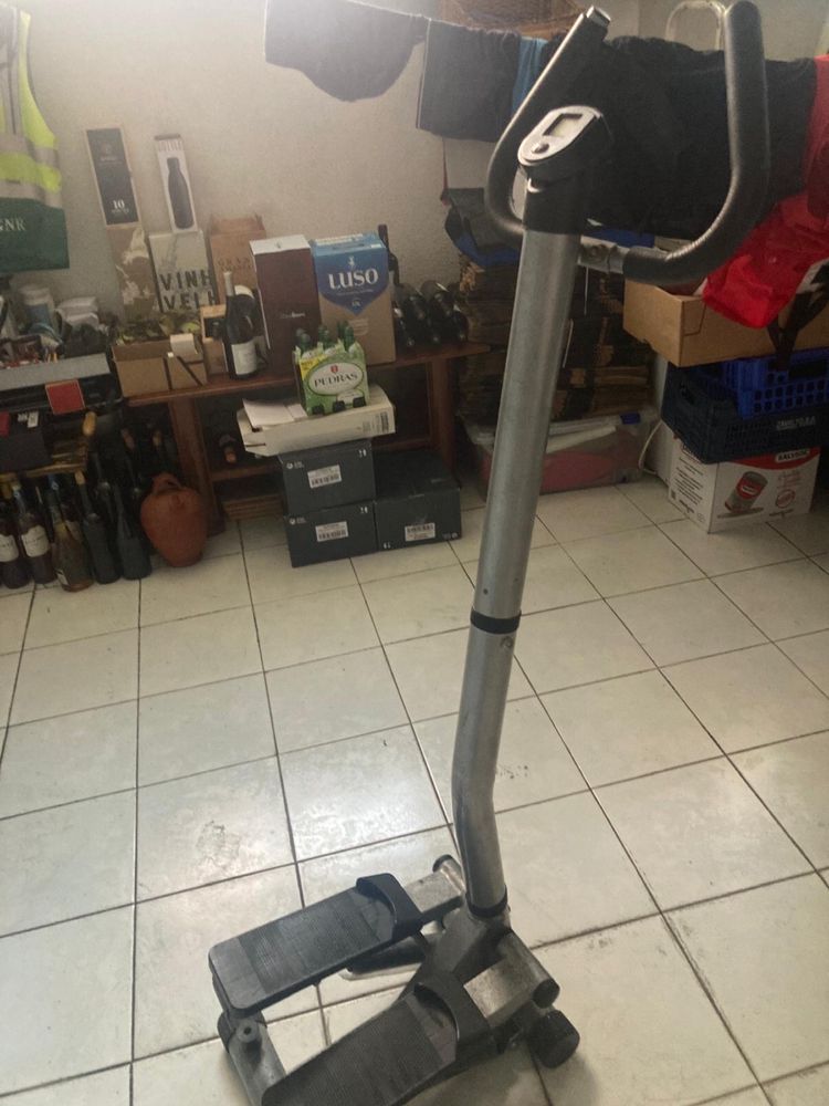 Stepper com apoio para facilitar equilibrio.