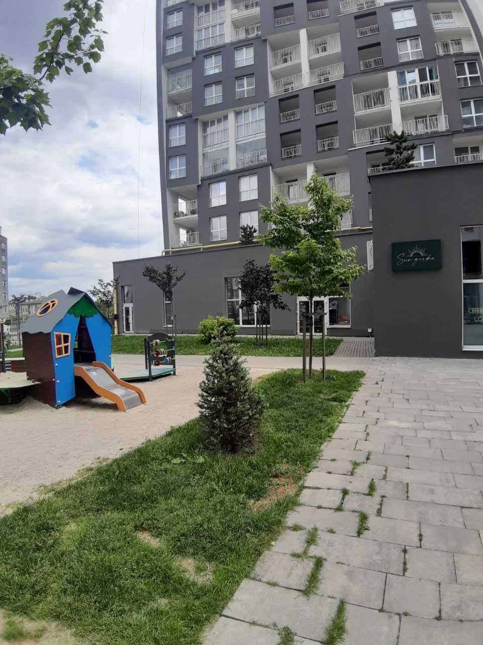 Продаж фасадного приміщення в ЖК Америка 380 м2