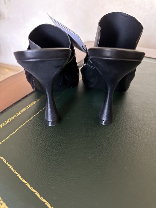 Нові шкіряні шльопанці Mango