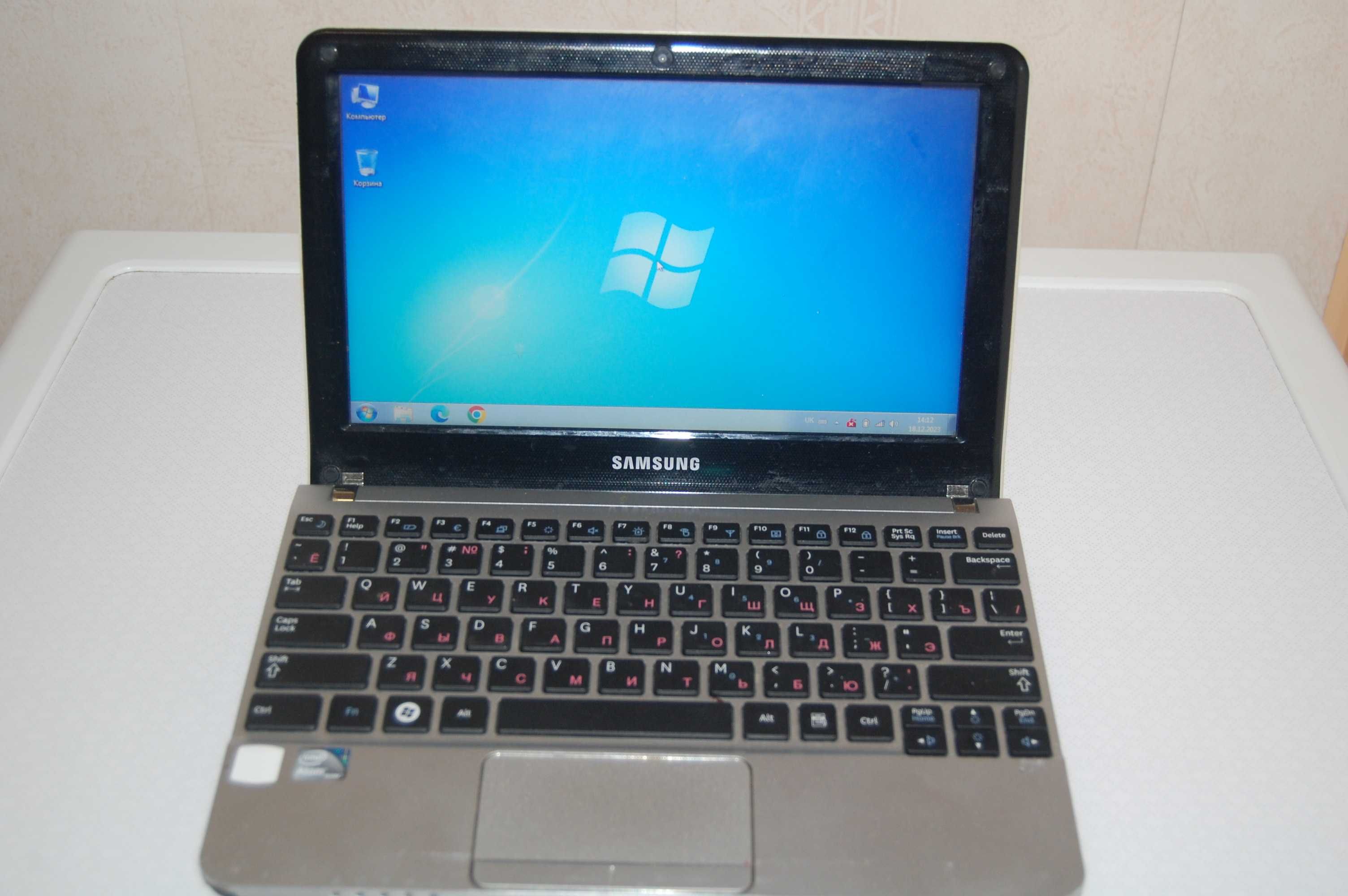 Samsung NP-NC210 нетбук в комплекте + сумка