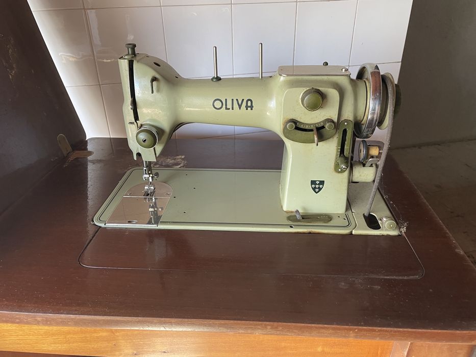 Maquina costura oliva