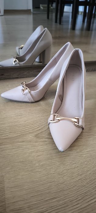 Beżowe buty na obcasie