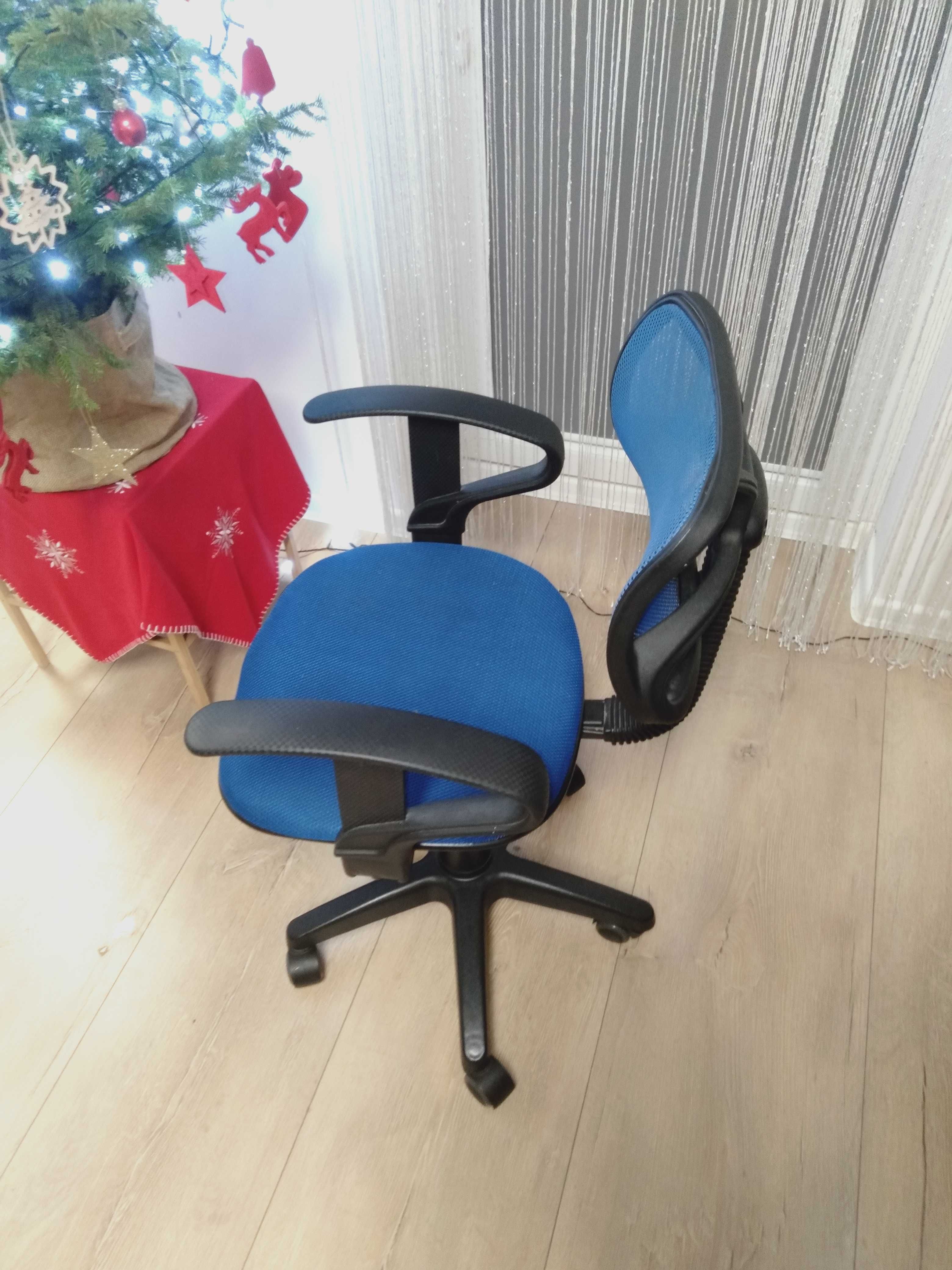 Krzesło obrotowe do biurka dla dziecka IKEA.