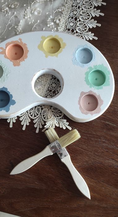 Drewniana paleta z farbami - rekwizyt do sesji