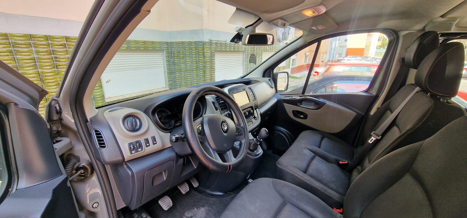 Carrinha Renault Trafic 9 Lugares | Ideal para trabalho ou turismo