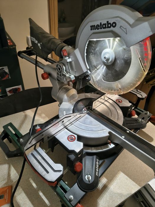 Торцовочная пила metabo KGS 216 м.