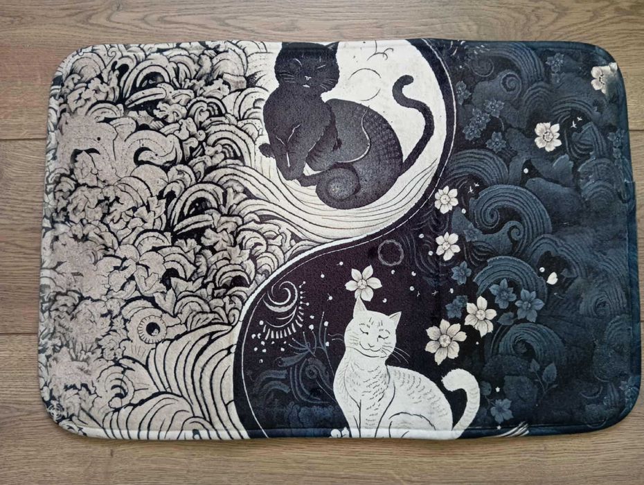 Dywanik łazienkowy z kotami yin i yang