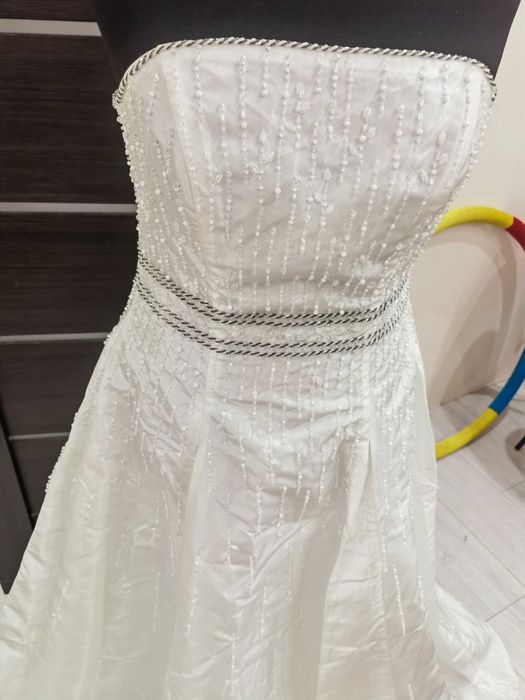 Весільна сукня нова, усипана біссером