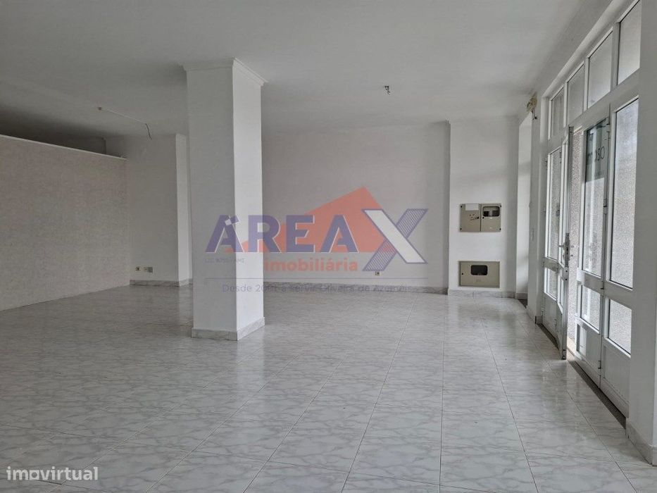 Loja térrea com montra e 2 entradas. Para venda ou arrendamento.