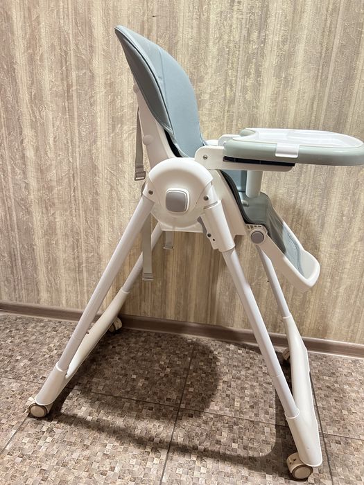Дитячій стілець для годування