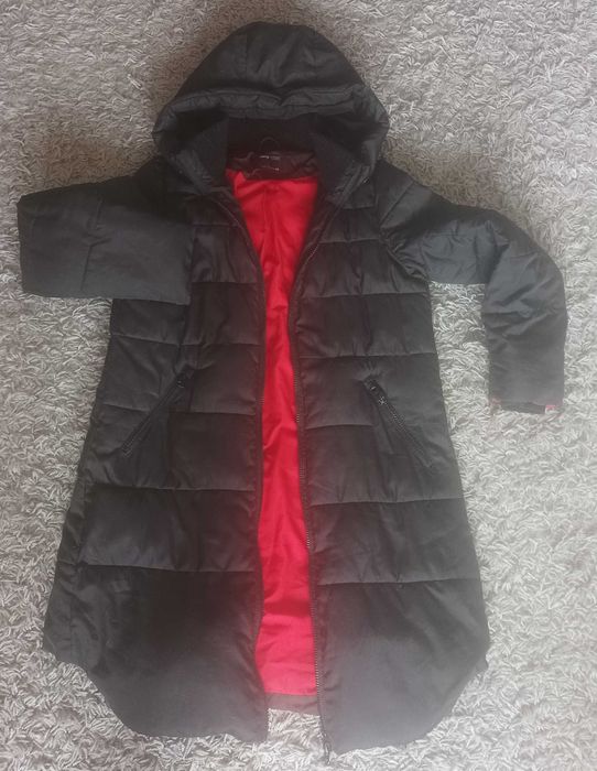 Czarny pikowany płaszcz damski Sinsay z czerwoną podszewką.L