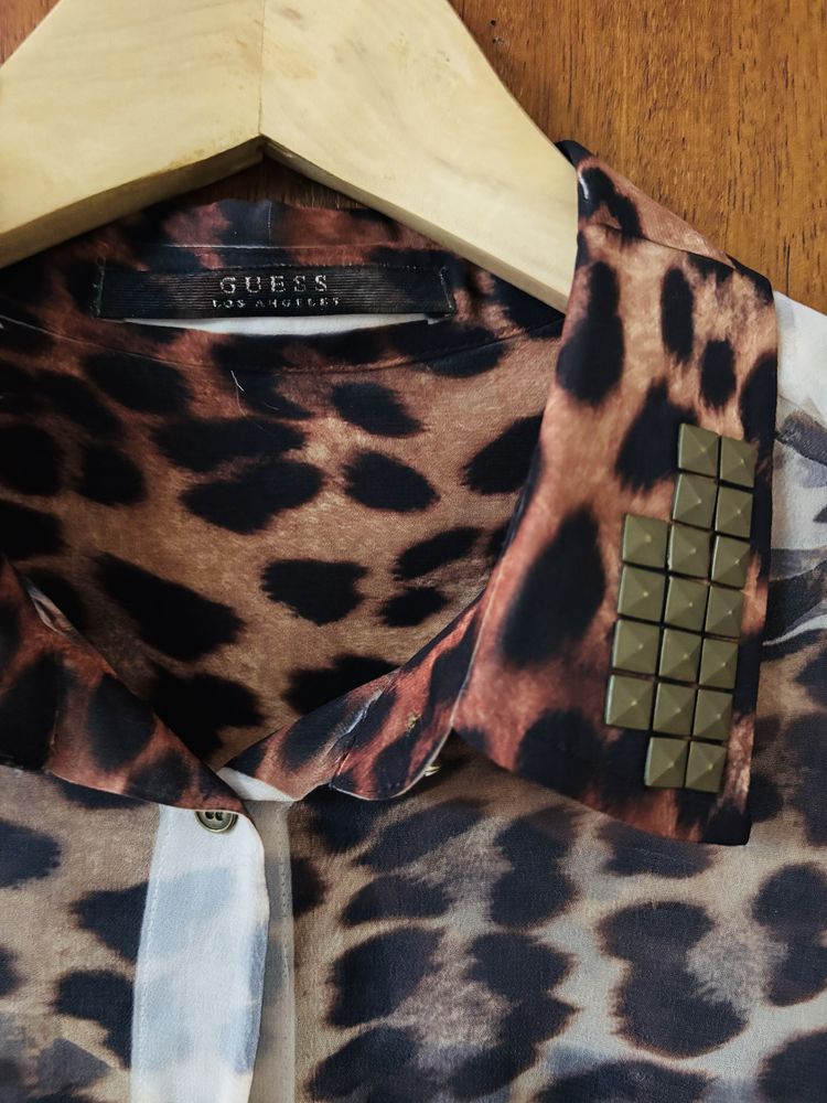 Camisa Guess com aplicacao dourada