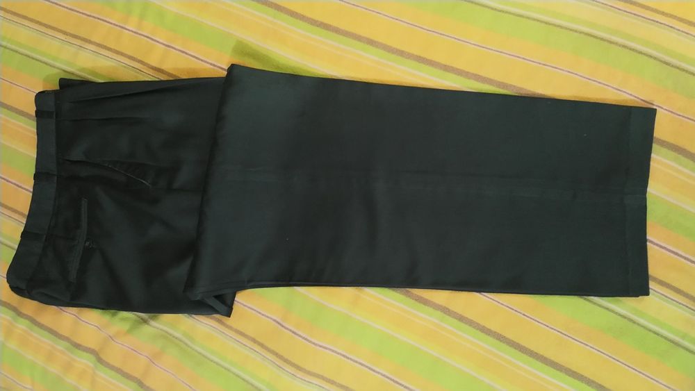 Calças clássicas cor azul.