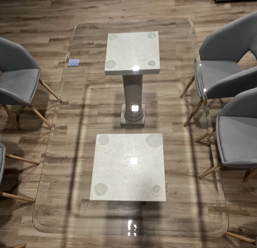 Mesa vidro  com pernas de pedra