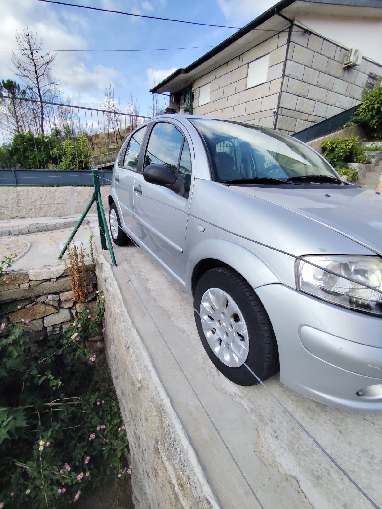 Troco por moto ou vendo Citroen C3 1.4HDI ano 2004  em bom estado mecâ