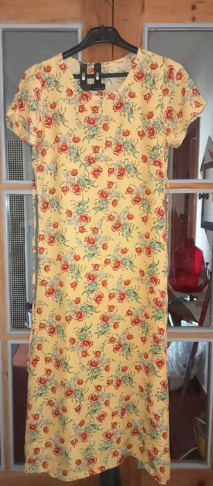 Vestido amarelo com flores vermelhas