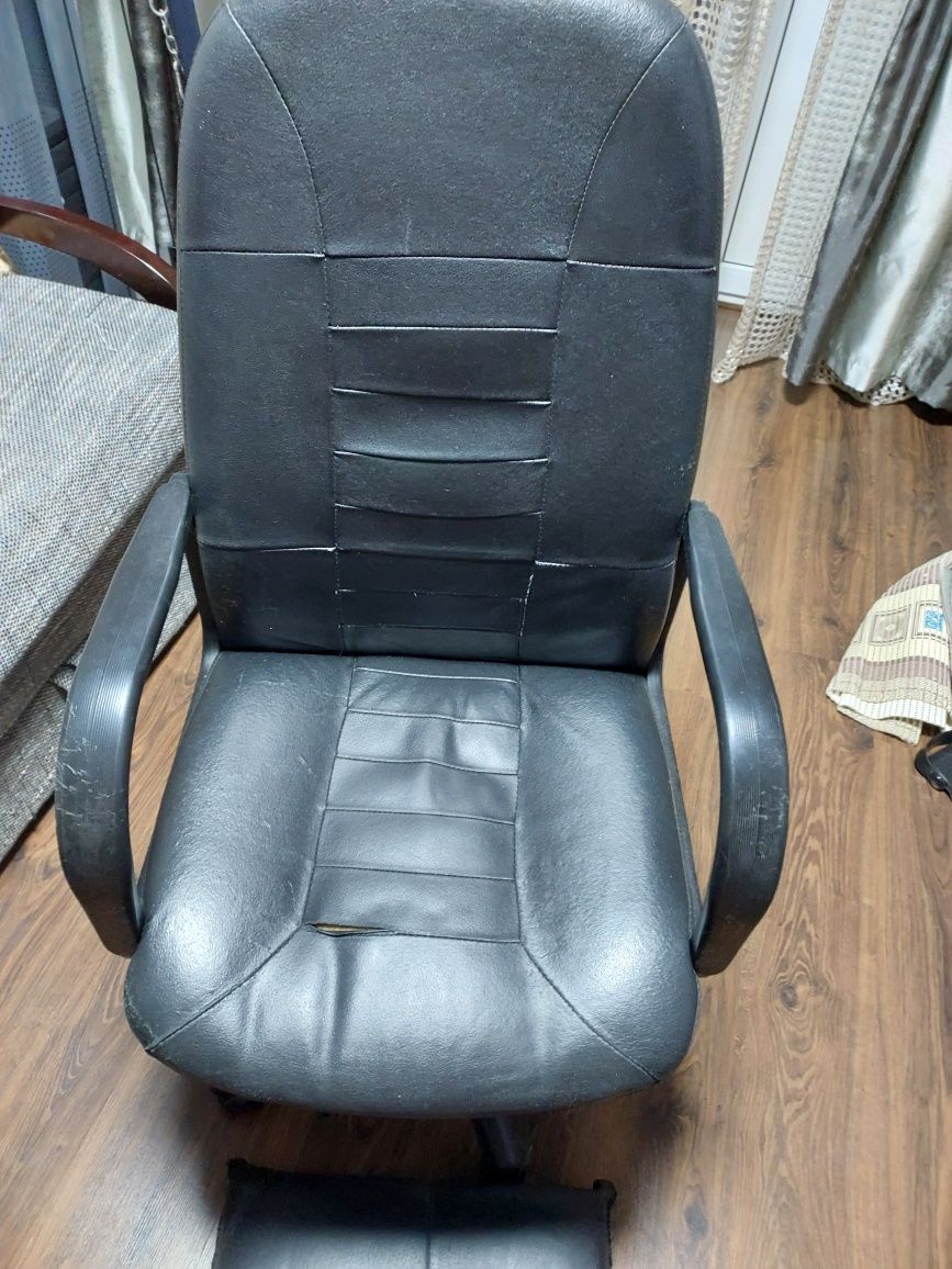 Кожаное компьютерное кресло