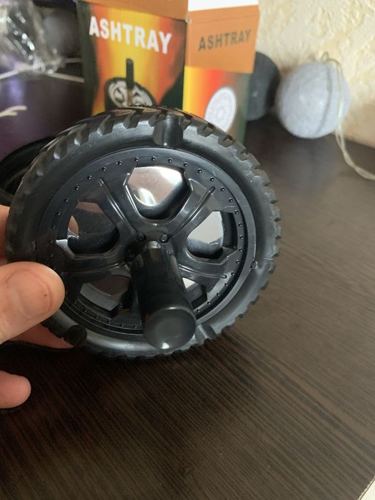 Продам пепельницу которая не пахнет после окурков, верх вращается и з