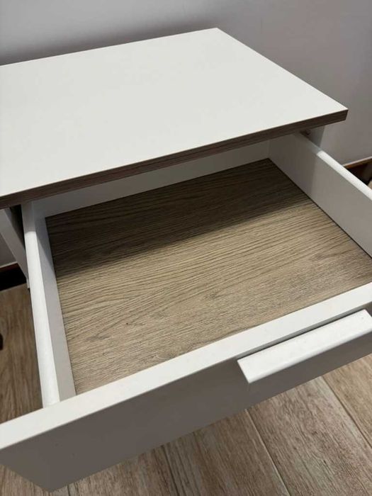 Mesa de cabeceira branca